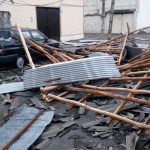 تندباد به سربندی ۹۵ واحد ساختمانی در املش خسارت زد